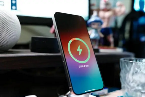 海头镇苹果15换屏服务分享用什么充电器给iPhone15充电更好 